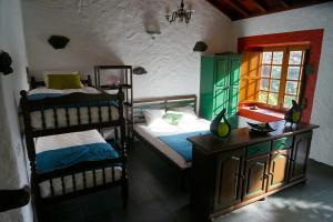 1 dormitorio con 2 literas y ventana en CASA RURAL LOS FRONTONES, en San Sebastián de la Gomera