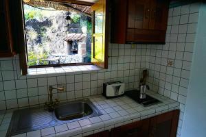 un comptoir de cuisine avec un évier et une fenêtre dans l'établissement CASA RURAL LOS FRONTONES, à San Sebastián de la Gomera