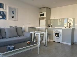 uma sala de estar com um sofá e uma máquina de lavar roupa em Apartamento Sol y Mar em Torremolinos