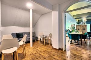 リスボンにあるPombal Terraceのリビングルーム(白い椅子、テーブル付)