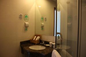 y baño con lavabo y ducha. en GreenTree Inn Beijing Dongcheng District Wangfujin South Luogu Lane Houhai Express Hotel, en Beijing