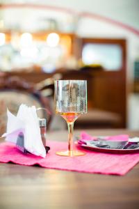 una copa de vino sentada en una servilleta rosa sobre una mesa en Hotel Kriváň, en Kysucké Nové Mesto
