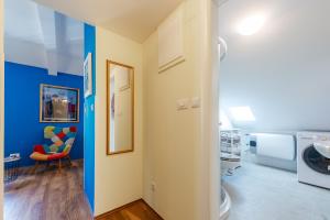 Zimmer mit blauen Wänden und einem roten Stuhl in der Unterkunft Captain's Place in Dubrovnik + 37 Fotos