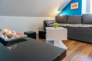Ein Sitzbereich in der Unterkunft Captain's Place
