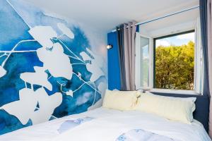 ein Schlafzimmer mit einer blau-weißen Wand in der Unterkunft Captain's Place in Dubrovnik