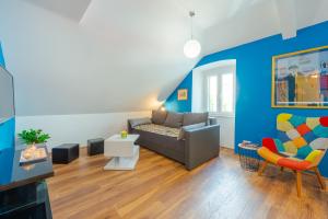 Ein Sitzbereich in der Unterkunft Captain's Place