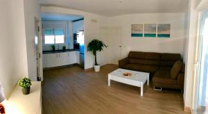 un soggiorno con un divano e un tavolo di Vivienda Avenida de la Manzanilla a Sanlúcar de Barrameda Altre 15 foto