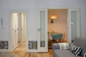 uma sala de estar com um sofá e uma mesa em Hip Tailor Made Duplex Penthouse in Bairro Alto em Lisboa