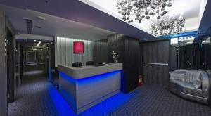 baño con lavabo con luces azules en Beauty Hotels - Hotel Bnight-Self Check-In Hotel, en Taipéi