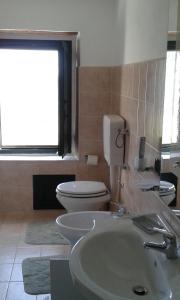 uma casa de banho com um lavatório e um WC em rurale em Nocera Terinese