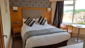 Habitación de hotel con cama grande y ventana en Expanse Hotel, en Bridlington
