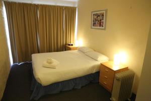 A bed or beds in a room at Mountain View, Kirwan 49