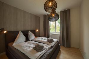 - une chambre avec un lit et des serviettes dans l'établissement KajüteSieben, à Sankt Peter-Ording