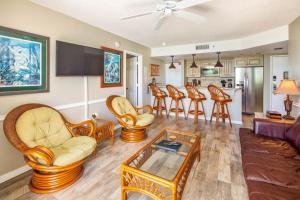 uma sala de estar com um sofá, cadeiras e uma mesa em Sunrise Suites Tahiti Suite #104 em Key West