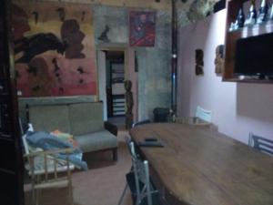 een woonkamer met een tafel en een bank bij Casa de campo in Lovelhe