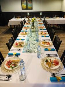 einen langen Tisch mit Teller mit Lebensmitteln drauf in der Unterkunft Penzion a Reštaurácia Hanišberg in Krupina