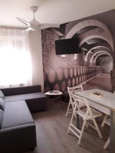 a living room with a couch and a table at Céntrico y acogedor en tierra de vinos in Logroño