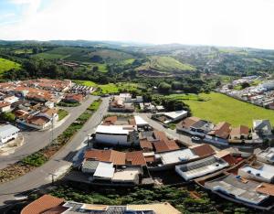 una vista aérea de un pequeño pueblo con casas en Suítes da Rô - hospedaria familiar diária e temporada, en Varginha