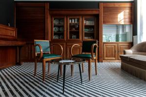 a living room with two chairs and a table at L'HEURE BLEUE in Orbais