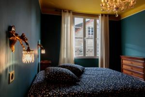 Un pat sau paturi într-o cameră la L'HEURE BLEUE