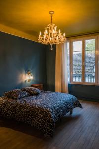 Un pat sau paturi într-o cameră la L'HEURE BLEUE