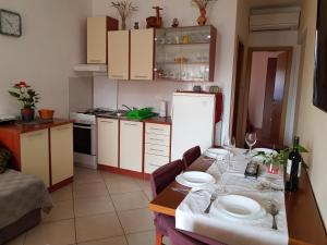 Kuchyň nebo kuchyňský kout v ubytování Apartments Davor