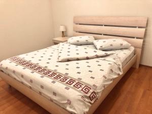 A bed or beds in a room at Посуточно 1 комн. евроквартира в самом центре Луганса