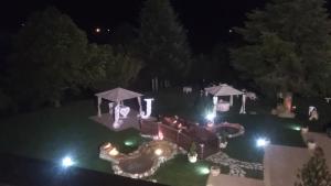 uma vista aérea de um quintal à noite em Hotel Grandinetti em Parenti