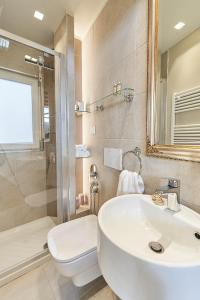 ein Bad mit einem Waschbecken, einem WC und einer Dusche in der Unterkunft AppartamentoPalladio140 in Vicenza