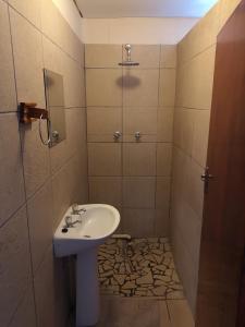 un baño con lavabo y ducha en Kalamata, en Beaufort West