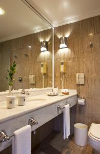 a bathroom with two sinks and a toilet at Casa Grande Hotel Resort & Spa in Guarujá