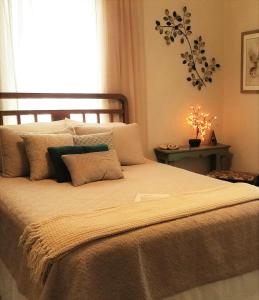 um quarto com uma cama grande e uma janela em The Carriage House em Jefferson