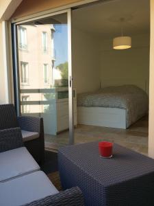 Ένα ή περισσότερα κρεβάτια σε δωμάτιο στο appartement de charme coeur de Juan & Plages