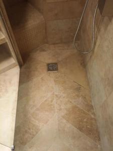 Ένα μπάνιο στο appartement de charme coeur de Juan & Plages