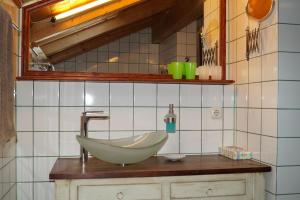 Un baño con un lavabo sobre una encimera. en Landhaus Bernecker, Bay.W., en Rinchnach 30 fotos más