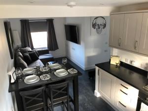 A kitchen or kitchenette at L&H APARTMENTS