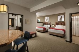 um quarto de hotel com duas camas e um bar em Great Wolf Lodge Grapevine em Grapevine