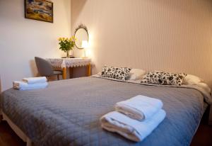 1 dormitorio con 1 cama con toallas en Dom Casimi, en Cracovia