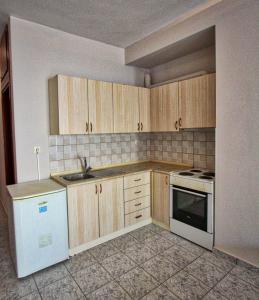 A kitchen or kitchenette at Arianna Studios 7