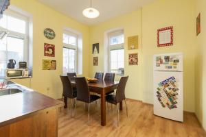 una cucina e una sala da pranzo con tavolo e frigorifero di Nomado Hostel a Varna