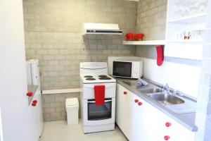 A kitchen or kitchenette at Tanderra 4