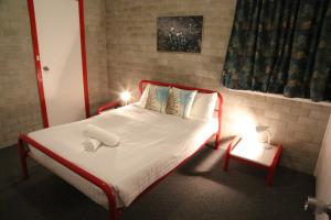 A bed or beds in a room at Tanderra 4