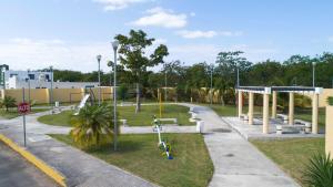 um parque com um parque infantil com baloiços em Casa moderna en segura Residencial Hacienda Chetumal em Chetumal