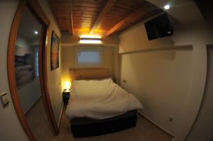 ein kleines Schlafzimmer mit einem Bett in einem kleinen Zimmer in der Unterkunft APARTAMENTOs URDAIBAI 1 in Bermeo
