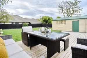 Puutarhaa majoituspaikan Weston Villa - Christchurch Holiday Homes ulkopuolella