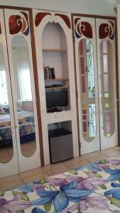 Zimmer mit Spiegeln und einem Bett in der Unterkunft Trinidad Gingerbread House in Port of Spain