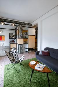 ein Wohnzimmer mit einem Sofa und einem Tisch in der Unterkunft Living modern in the centre of history in Athen