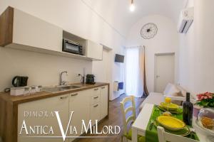 A kitchen or kitchenette at Dimora Antica Via MiLord