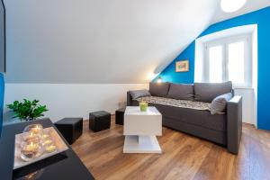 Ein Sitzbereich in der Unterkunft Captain's Place