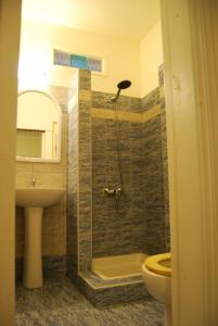 カマリにあるVilla Annetaのバスルーム(シャワー、トイレ、洗面台付)